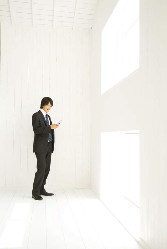 一个人,商务人士,商务男性,站,打电话,竖图,室内,白天,白色背景,正面,衬衫,窗户,电话,手机,仅一个男性,仅一个人,阴影,套装,光线,影子,墙,领带,拿,拿着,注视,通讯设备,玻璃窗,墙壁,墙面,仅一个年轻男性,阳光,观察,看,站着,摄影,影棚,观看,察看,关注,商务装,工薪阶层,交流,年轻男性,年轻人,白领,上班族,沟通,通话,站立,彩图,全身,影棚拍摄,衬衣,拍摄