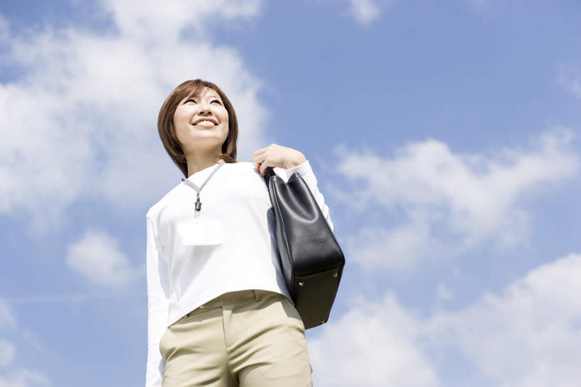 东方人,一个人,商务人士,商务女性,站,笑,微笑,露齿笑,横图,室外,白天,仰视,亚洲,仅一个年轻女性,仅一个女性,仅一个人,阴影,套装,光线,包,公文包,影子,云,云朵,拿,云彩,拿着,注视,黄种人,蓝色,白色,白云,蓝天,天空,阳光,天,观察,看,站着,晴朗,公事包,观看,察看,关注,商务装,工薪阶层,年轻女性,女人,女性,亚洲人,白领,上班族,晴空,站立,半身,彩图,低角度拍摄