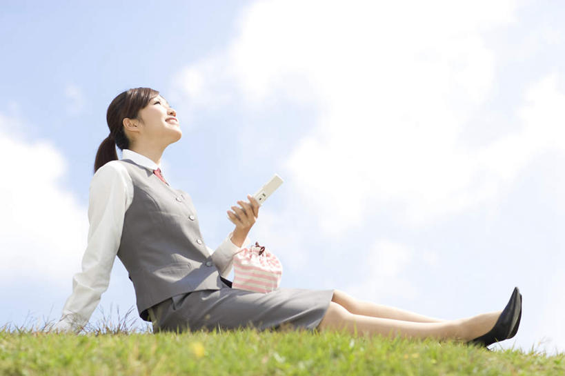 东方人,一个人,商务人士,商务女性,坐,笑,微笑,露齿笑,横图,室外,白天,侧面,草地,草坪,植物,亚洲,仅一个年轻女性,仅一个女性,仅一个人,套装,云,云朵,云彩,注视,黄种人,草,蓝色,绿色,白云,蓝天,天空,天,观察,看,晴朗,观看,察看,关注,商务装,工薪阶层,年轻女性,女人,女性,亚洲人,白领,上班族,晴空,抬头,仰头,坐着,彩图,全身