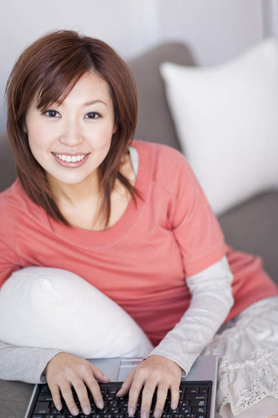 东方人,脸,头,脸颊,一个人,客厅,坐,笑,微笑,露齿笑,竖图,俯视,室内,白天,电脑,笔记本电脑,靠垫,沙发,亚洲,仅一个年轻女性,仅一个女性,仅一个人,敲打,服装,朦胧,模糊,网络,靠枕,注视,休闲装,黄种人,输入,通讯设备,衣服,红色,黑色,垫子,枕头,打字,观察,看,休闲,休闲服,服饰,观看,点击,敲击,察看,无线,起居室,关注,通信设备,无线网络,无线上网,便携式电脑,按键,手提电脑,年轻女性,女人,女性,亚洲人,头部,长发,脸部,脸蛋,面部,坐着,半身,彩图,高角度拍摄,皮沙发