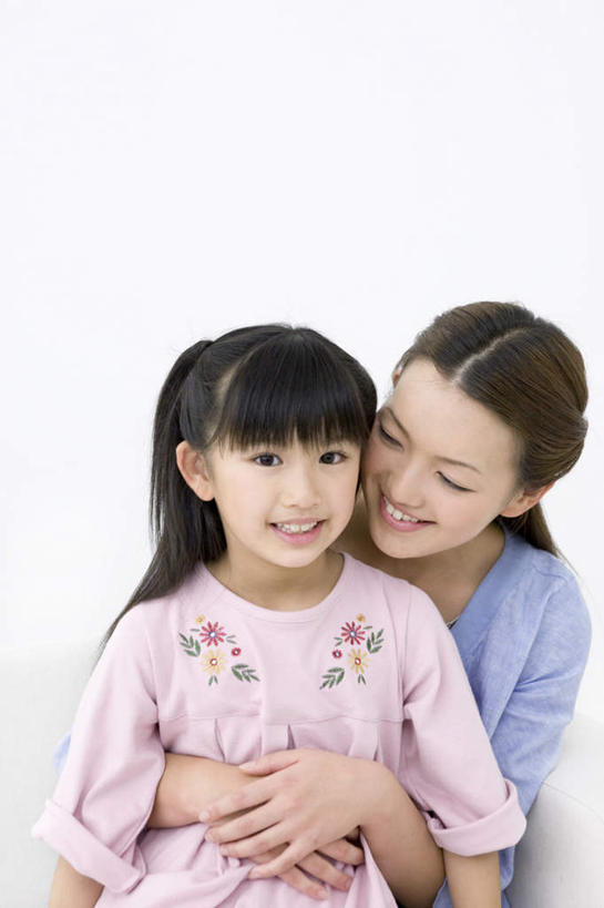 东方人,儿童,两个人,家庭,母亲,女儿,站,抱,竖图,室内,白天,白色背景,正面,纯洁,亚洲,服装,注视,休闲装,黄种人,小孩,衣服,粉色,蓝色,观察,看,站着,休闲,温暖,温馨,母女,一家人,休闲服,可爱,母爱,童年,童趣,摄影,服饰,影棚,抱着,观看,和睦,察看,搂着,关注,童真,烂漫,无邪,天真,年轻女性,女孩,女人,女性,亚洲人,孩子,年轻人,搂,搂抱,站立,半身,彩图,影棚拍摄,拍摄,融洽,女生