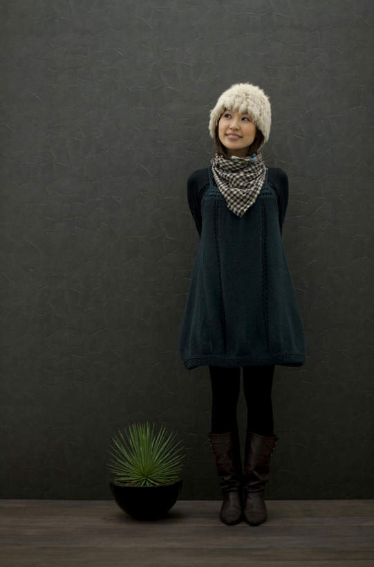 东方人,一个人,站,笑,微笑,露齿笑,竖图,室内,白天,正面,植物,帽子,亚洲,仅一个年轻女性,仅一个女性,仅一个人,黑色背景,服装,装饰,盆栽,盆景,注视,休闲装,黄种人,衣服,绿色,自然,围巾,观察,看,站着,休闲,温暖,休闲服,摄影,服饰,影棚,生长,成长,围脖,观看,保暖,华丽,点缀,察看,御寒,关注,背手,衬托,美观,雅致,雅观,年轻女性,女人,女性,亚洲人,站立,彩图,全身,影棚拍摄,拍摄