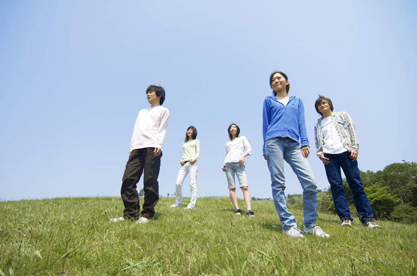 东方人,伙伴,朋友,站,横图,室外,白天,仰视,友谊,草地,草坪,植物,亚洲,阴影,服装,光线,影子,许多人,注视,休闲装,黄种人,草,衣服,粉色,黄色,蓝色,绿色,白色,灰色,蓝天,天空,阳光,天,观察,看,站着,一群人,休闲,休闲服,服饰,观看,察看,关注,友情,男人,男性,年轻男性,年轻女性,女人,女性,亚洲人,站立,彩图,低角度拍摄,全身