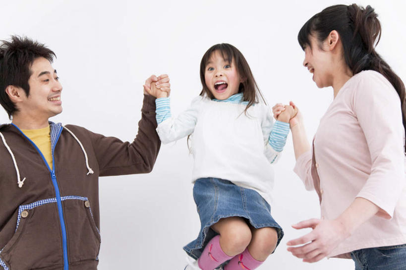 东方人,儿童,三个人,家庭,夫妻,母亲,父亲,女儿,站,跳,握手,横图,室内,白天,白色背景,仰视,爱情,纯洁,亚洲,服装,墙,棕色,浪漫,注视,休闲装,黄种人,墙壁,墙面,小孩,衣服,粉色,白色,黑色,观察,看,站着,休闲,温暖,温馨,父女,母女,三口之家,一家人,休闲服,恩爱,父爱,可爱,母爱,童年,童趣,恋人,摄影,服饰,影棚,观看,和睦,察看,关注,童真,烂漫,无邪,天真,男人,男性,年轻男性,年轻女性,女孩,女人,女性,亚洲人,孩子,年轻人,长发,夫妇,情侣,搀手,拉手,手拉手,手握手,跳跃,站立,半身,彩图,低角度拍摄,影棚拍摄,拍摄,伴侣,融洽,女生