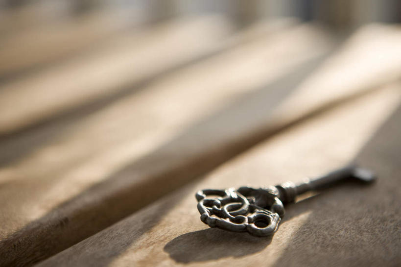 无人,横图,俯视,室内,特写,白天,安全,静物,椅子,一把,阴影,花纹,光线,影子,木椅,防护,锁,阳光,保护,保险,私密,保全,周全,安稳,安定,防盗,平安,彩图,高角度拍摄