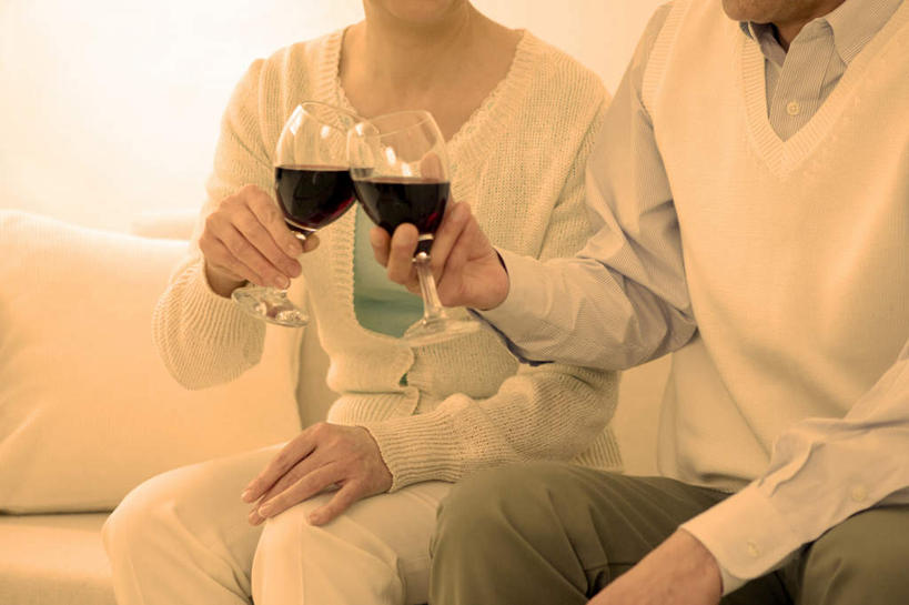 葡萄酒,东方人,手,两个人,夫妻,客厅,坐,横图,室内,特写,白天,正面,爱情,沙发,杯子,亚洲,双手,服装,高脚杯,红酒杯,酒类,两杯,浪漫,拿,拿着,休闲装,黄种人,玻璃制品,酒,饮料,衣服,酒杯,休闲,手部,休闲服,恩爱,恋人,服饰,起居室,男人,男性,女人,女性,中年男性,中年女性,亚洲人,夫妇,情侣,玻璃杯,坐着,半身,彩图,伴侣,皮沙发