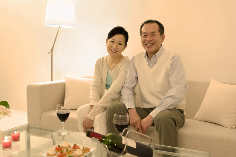 葡萄酒,东方人,两个人,夫妻,客厅,坐,笑,微笑,露齿笑,横图,室内,白天,正面,爱情,靠垫,沙发,杯子,亚洲,服装,高脚杯,靠枕,红酒杯,酒类,两杯,浪漫,拿,拿着,注视,休闲装,黄种人,玻璃制品,酒,饮料,衣服,酒杯,垫子,枕头,观察,看,休闲,休闲服,恩爱,恋人,服饰,观看,察看,起居室,关注,男人,男性,女人,女性,中年男性,中年女性,亚洲人,夫妇,情侣,玻璃杯,坐着,半身,彩图,伴侣,皮沙发