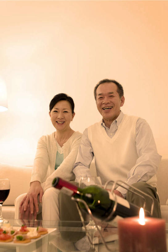 葡萄酒,东方人,两个人,夫妻,客厅,坐,笑,微笑,露齿笑,竖图,室内,白天,正面,爱情,靠垫,沙发,杯子,亚洲,服装,高脚杯,靠枕,红酒杯,酒类,两杯,浪漫,拿,拿着,注视,休闲装,黄种人,玻璃制品,酒,饮料,衣服,酒杯,垫子,枕头,观察,看,休闲,休闲服,恩爱,恋人,服饰,观看,察看,起居室,关注,男人,男性,女人,女性,中年男性,中年女性,亚洲人,夫妇,情侣,玻璃杯,坐着,半身,彩图,伴侣,皮沙发