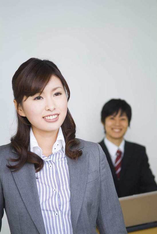 两个人,同事,商务人士,商务男性,商务女性,办公室,坐,笑,微笑,露齿笑,竖图,室内,白天,正面,衬衫,成功,合作,团队,集体,信心,电脑,笔记本电脑,桌子,套装,网络,办公桌,墙,领带,注视,通讯设备,队伍,墙壁,墙面,观察,看,观看,察看,无线,领导,成就,关注,通信设备,商务装,无线网络,合伙,领袖,无线上网,便携式电脑,工薪阶层,手提电脑,男人,男性,年轻男性,年轻女性,女人,女性,年轻人,白领,上班族,坐着,半身,彩图,衬衣