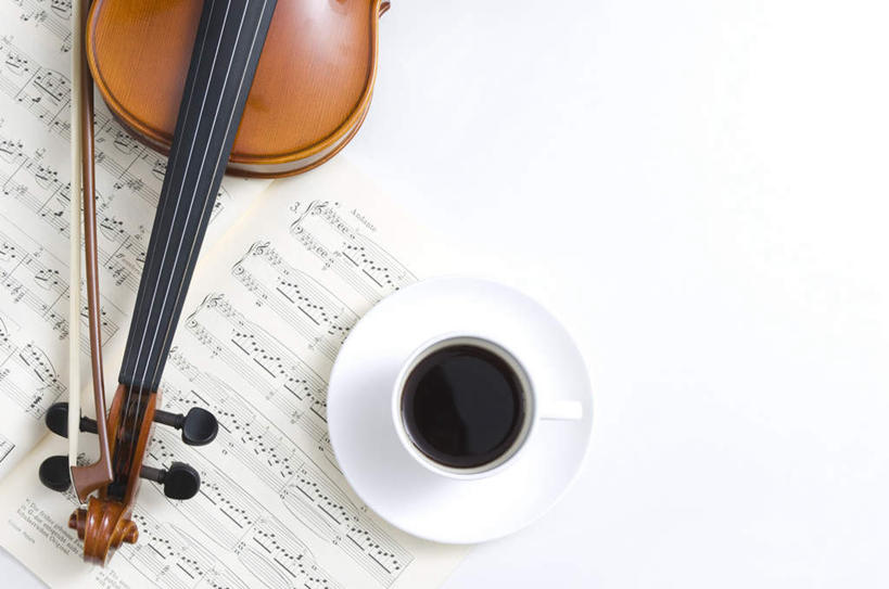 咖啡,无人,横图,俯视,室内,特写,白天,白色背景,幸福,静物,杯子,餐具,书籍,一把,瓷器,碟子,盘,咖啡杯,乐谱,乐器,陶瓷制品,五线谱,弦乐器,小提琴,一杯,音乐,娱乐,饮料,盘子,碟,享受,休闲,温馨,放松,乐趣,摄影,影棚,提神,舒适,节拍,弓拉弦乐器,弓拉弦鸣乐器,音符,瓷杯,醒脑,符头,符干,符尾,乐章,软饮料,彩图,高角度拍摄,影棚拍摄,拍摄