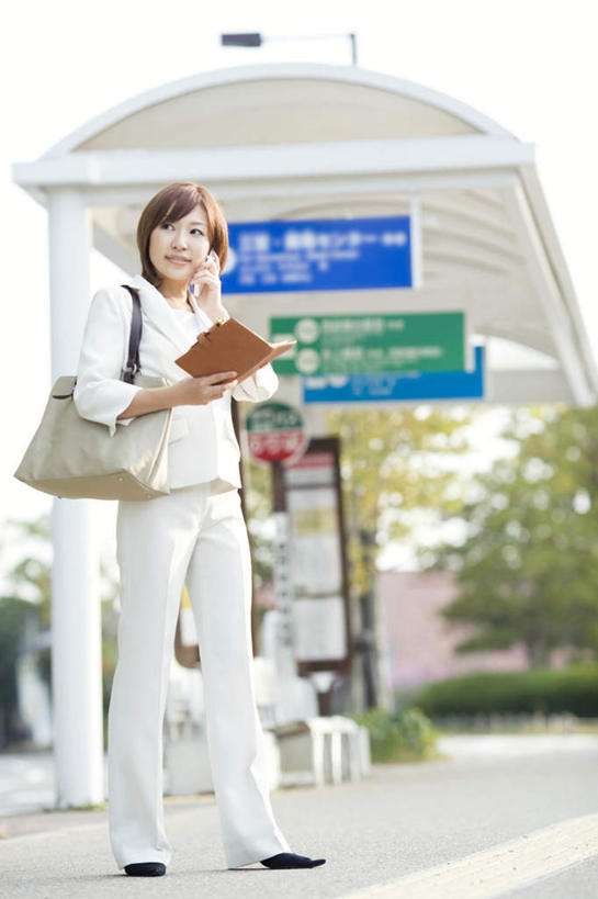 东方人,一个人,站,竖图,室外,白天,正面,植物,车站,亚洲,仅一个年轻女性,仅一个女性,仅一个人,服装,日文,包,标志,公文包,文字,字符,云,云朵,记事本,站台,拿,云彩,拿着,注视,休闲装,黄种人,标识,树,树木,衣服,绿色,白云,蓝天,天空,自然,本子,笔记本,天,观察,看,站着,休闲,休闲服,服饰,生长,成长,公事包,观看,察看,关注,日语,年轻女性,女人,女性,亚洲人,站立,彩图,全身