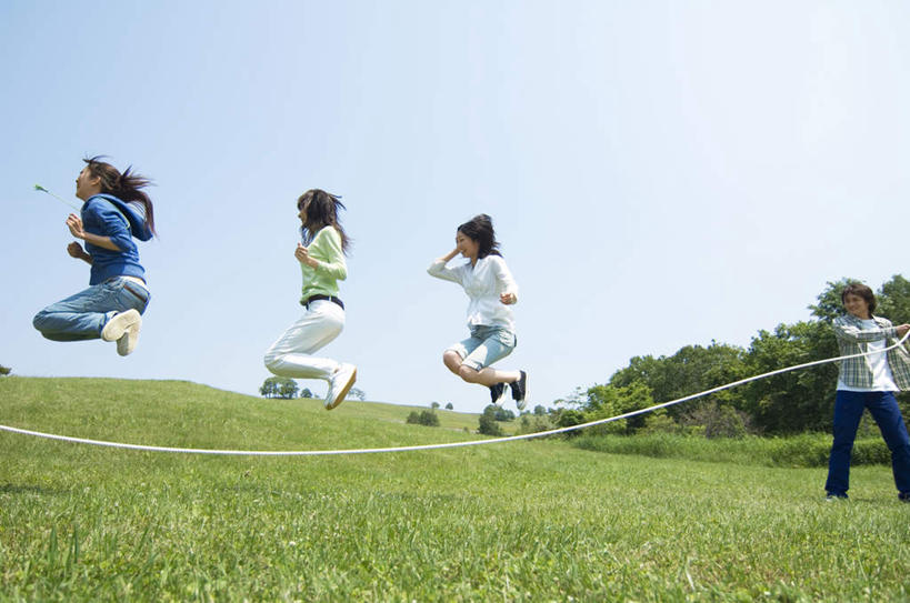 东方人,四个人,伙伴,朋友,站,跳,跳绳,横图,室外,白天,仰视,锻炼,友谊,运动,草地,草坪,植物,亚洲,服装,半空,拿,拿着,注视,休闲装,黄种人,草,树,树木,衣服,蓝色,绿色,白色,黑色,蓝天,天空,自然,绳子,天,观察,看,站着,休闲,休闲服,服饰,生长,成长,观看,绳索,察看,关注,体育,友情,男人,男性,年轻男性,年轻女性,女人,女性,亚洲人,长发,跳跃,站立,彩图,低角度拍摄,全身,健身