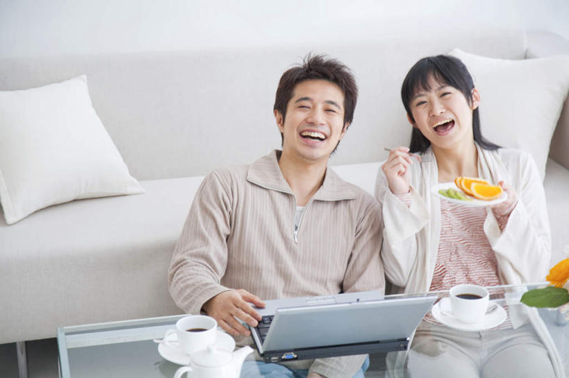 点心,咖啡,东方人,两个人,夫妻,客厅,坐,笑,微笑,露齿笑,横图,俯视,室内,白天,爱情,下午茶,幸福,电脑,笔记本电脑,餐桌,靠垫,沙发,桌子,杯子,餐具,亚洲,服装,网络,瓷器,碟子,盘,食品,咖啡杯,靠枕,陶瓷制品,浪漫,拿,拿着,注视,休闲装,黄种人,娱乐,通讯设备,食物,糕点,饮料,衣服,盘子,垫子,碟,枕头,观察,看,享受,休闲,温馨,休闲服,恩爱,放松,乐趣,恋人,服饰,餐台,观看,察看,提神,无线,起居室,舒适,关注,瓷杯,醒脑,通信设备,无线网络,无线上网,便携式电脑,软饮料,手提电脑,男人,男性,年轻男性,年轻女性,女人,女性,亚洲人,夫妇,情侣,坐着,半身,彩图,高角度拍摄,伴侣,蛋糕,皮沙发