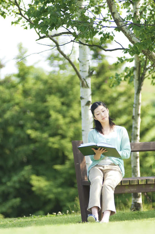 东方人,一个人,坐,竖图,室外,白天,正面,看书,阅读,草地,草坪,植物,书籍,椅子,亚洲,仅一个年轻女性,仅一个女性,仅一个人,学习,服装,长椅,木椅,拿,拿着,注视,休闲装,黄种人,草,树,树木,衣服,绿色,自然,书本,观察,看,休闲,休闲服,读书,浏览,服饰,生长,成长,观看,察看,关注,年轻女性,女人,女性,亚洲人,书,图书,坐着,彩图,全身