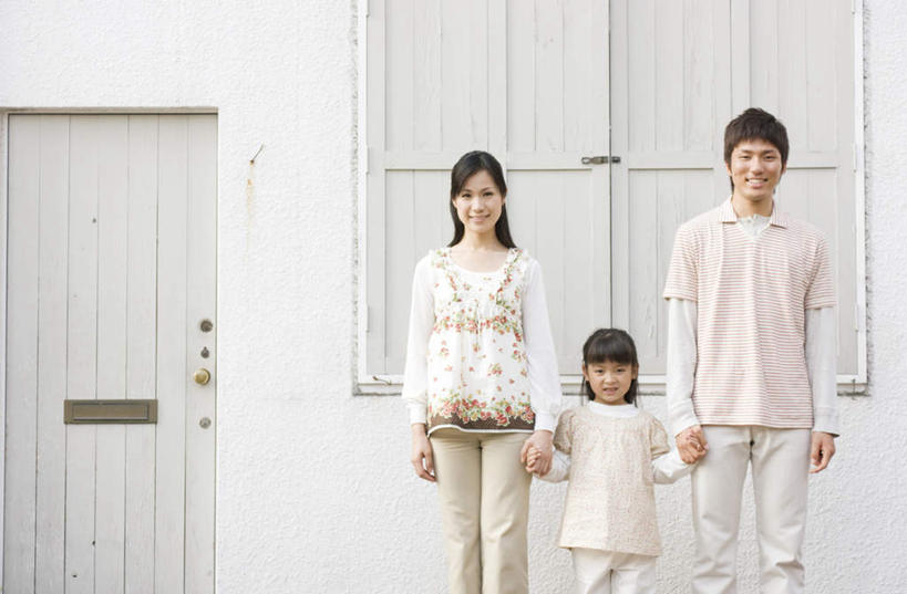 东方人,儿童,三个人,家庭,夫妻,母亲,父亲,女儿,站,笑,微笑,露齿笑,横图,室外,白天,正面,爱情,纯洁,亚洲,服装,墙,浪漫,注视,休闲装,黄种人,墙壁,墙面,小孩,衣服,白色,观察,看,站着,休闲,温暖,温馨,父女,母女,三口之家,一家人,休闲服,恩爱,父爱,可爱,母爱,童年,童趣,恋人,服饰,观看,和睦,察看,关注,童真,烂漫,无邪,天真,男人,男性,年轻男性,年轻女性,女孩,女人,女性,亚洲人,孩子,年轻人,夫妇,情侣,站立,半身,彩图,伴侣,融洽,女生