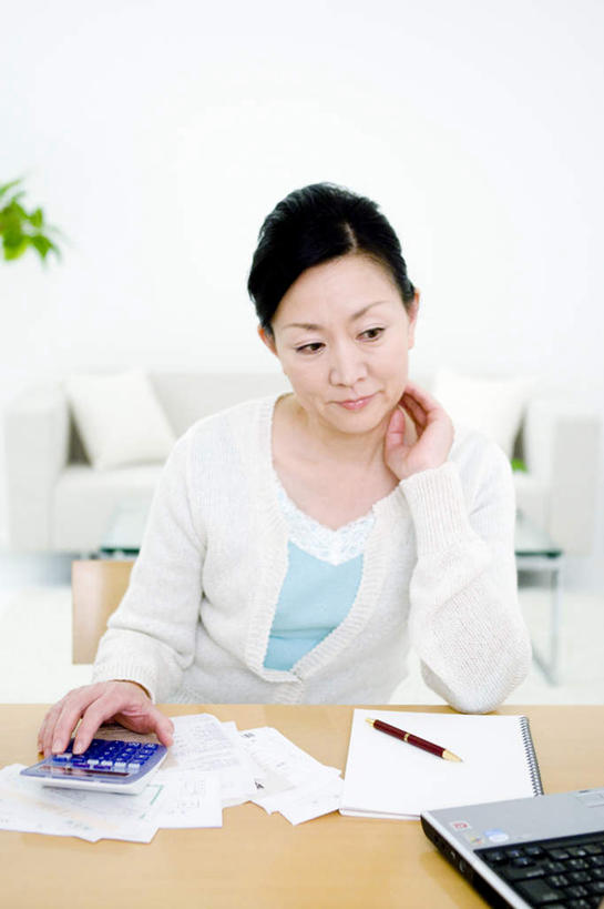 东方人,一个人,坐,笑,微笑,竖图,室内,白天,正面,计算器,电脑,笔记本电脑,桌子,亚洲,仅一个女性,仅一个人,服装,计算,科学,网络,笔,材料,档案,文件,办公用品,圆珠笔,注视,休闲装,黄种人,通讯设备,书桌,文具,衣服,课桌,学习用品,资料,观察,看,仅一个中年女性,休闲,休闲服,理财,财务,服饰,观看,文具用品,察看,无线,关注,数学,文档,通信设备,无线网络,无线上网,便携式电脑,手提电脑,女人,女性,中年女性,亚洲人,坐着,半身,彩图