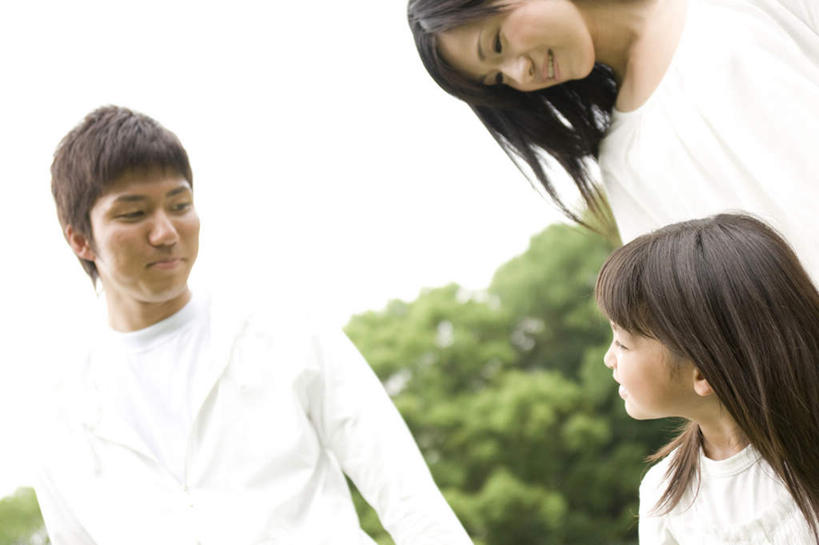 东方人,儿童,三个人,家庭,夫妻,母亲,父亲,女儿,站,笑,微笑,露齿笑,横图,室外,白天,仰视,爱情,纯洁,亚洲,服装,浪漫,注视,休闲装,黄种人,小孩,衣服,白色,观察,看,站着,休闲,温暖,温馨,父女,母女,三口之家,一家人,休闲服,恩爱,父爱,可爱,母爱,童年,童趣,恋人,服饰,观看,和睦,察看,关注,童真,烂漫,无邪,天真,男人,男性,年轻男性,年轻女性,女孩,女人,女性,亚洲人,孩子,年轻人,夫妇,情侣,抬头,仰头,站立,半身,彩图,低角度拍摄,伴侣,融洽,女生