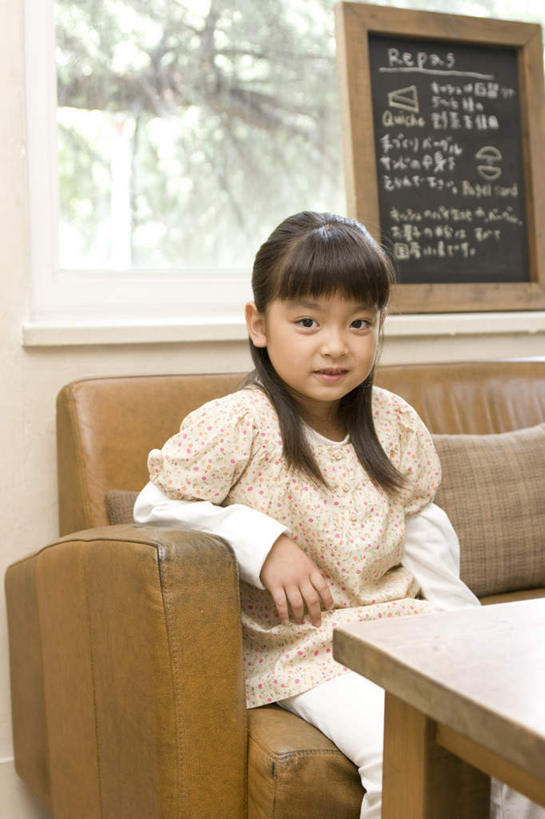 东方人,儿童,一个人,坐,笑,微笑,竖图,室内,白天,正面,纯洁,餐桌,沙发,桌子,亚洲,仅一个女性,仅一个人,服装,注视,休闲装,黄种人,小孩,衣服,黑色,黑板,观察,看,仅一个小孩,休闲,休闲服,可爱,童年,童趣,服饰,餐台,观看,察看,关注,童真,烂漫,无邪,天真,女孩,女人,女性,亚洲人,孩子,长发,坐着,半身,彩图,女生,皮沙发