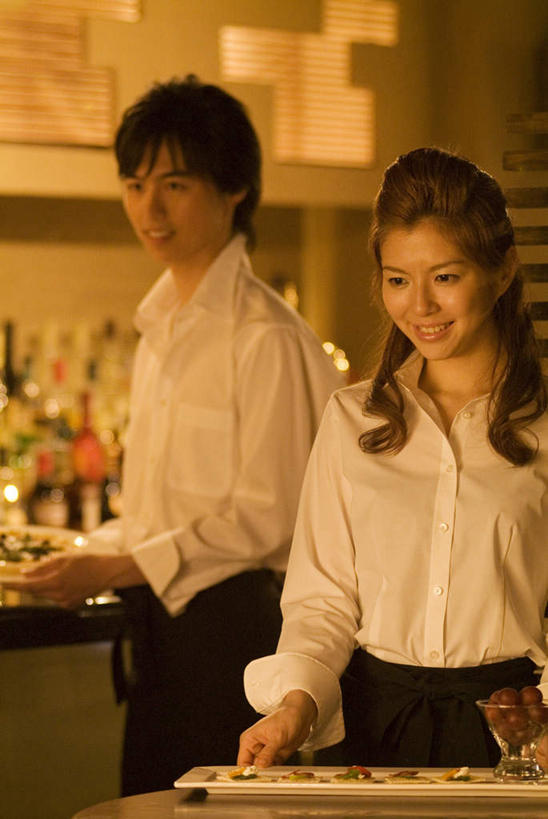 东方人,两个人,服务员,酒吧,站,笑,微笑,露齿笑,竖图,室内,白天,正面,工作服,制服,餐具,亚洲,服装,碟子,盘,拿,拿着,注视,黄种人,衣服,盘子,碟,观察,看,站着,服饰,观看,察看,衣着,穿着,关注,工作制服,衣饰,男人,男性,年轻男性,年轻女性,女人,女性,亚洲人,服务生,侍者,站立,半身,彩图,工作套服,酒吧间,酒馆