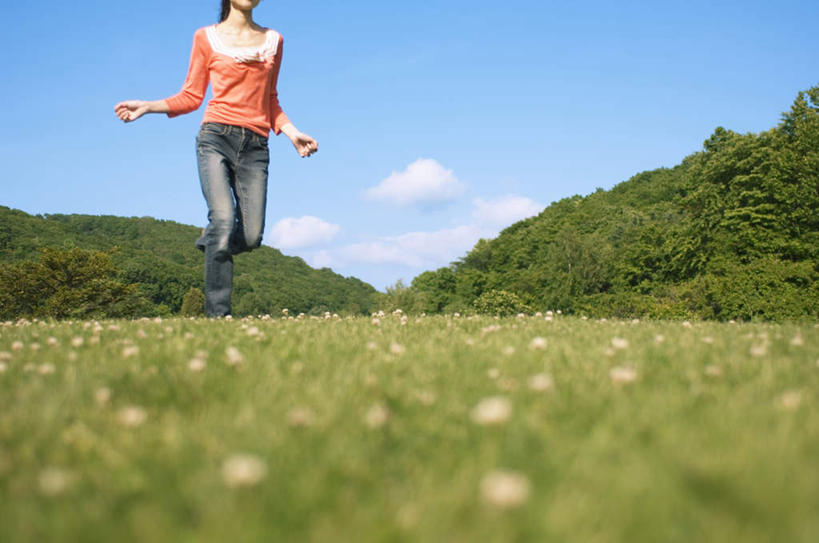 东方人,一个人,站,跳,横图,室外,白天,正面,草地,草坪,植物,亚洲,仅一个年轻女性,仅一个女性,仅一个人,服装,云,云朵,半空,云彩,休闲装,黄种人,草,树,树木,衣服,蓝色,绿色,白云,蓝天,天空,自然,天,站着,休闲,休闲服,服饰,生长,晴朗,成长,年轻女性,女人,女性,亚洲人,晴空,跳跃,站立,半身,彩图