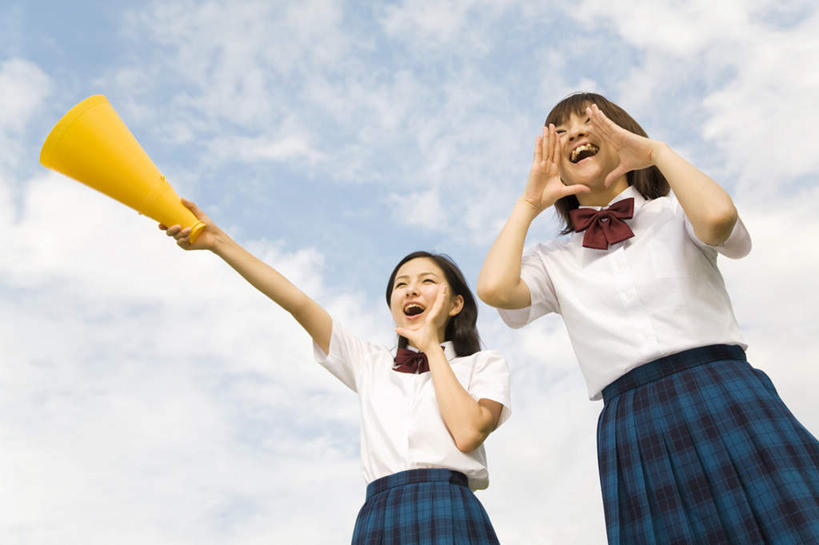 东方人,两个人,伙伴,朋友,站,笑,微笑,露齿笑,横图,室外,白天,仰视,制服,友谊,亚洲,阴影,服装,光线,影子,云,云朵,拿,云彩,拿着,注视,黄种人,喇叭,一个,衣服,黄色,蓝色,白云,蓝天,天空,阳光,话筒,天,观察,看,站着,同学,校服,服饰,晴朗,单个,观看,察看,衣着,校友,穿着,关注,传声筒,学生服,同窗,学友,衣饰,友情,年轻女性,女人,女性,亚洲人,晴空,站立,半身,彩图,低角度拍摄