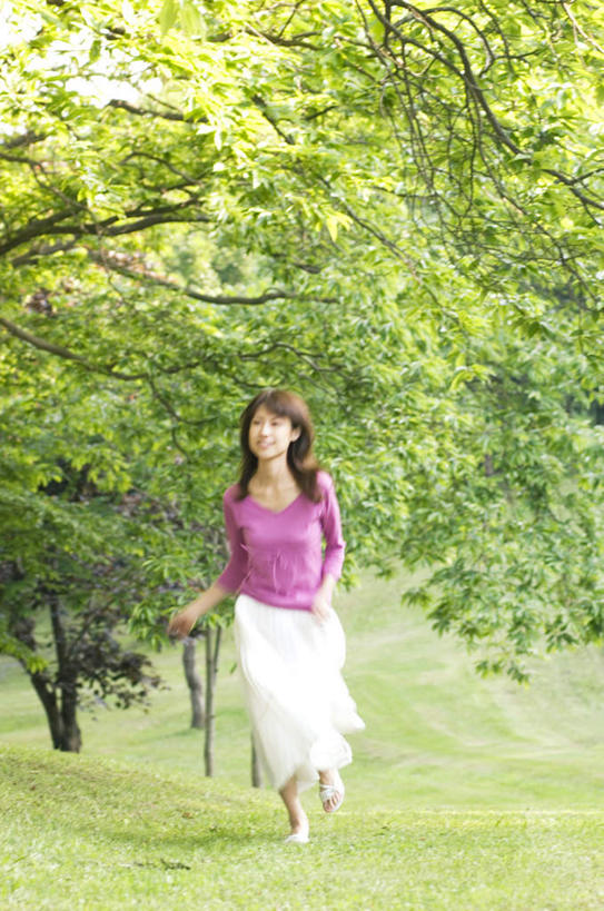 东方人,一个人,站,竖图,室外,白天,正面,裙子,草地,草坪,植物,亚洲,仅一个年轻女性,仅一个女性,仅一个人,服装,注视,休闲装,黄种人,草,树,树木,衣服,绿色,紫色,自然,观察,看,站着,休闲,休闲服,短裙,服饰,生长,成长,观看,半身裙,察看,关注,年轻女性,女人,女性,亚洲人,站立,彩图,全身