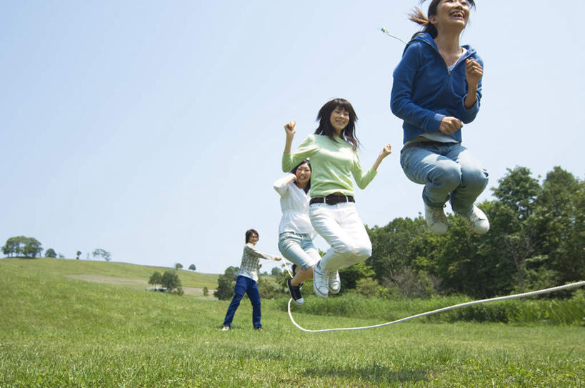 东方人,四个人,伙伴,朋友,站,跳,跳绳,横图,室外,白天,仰视,锻炼,友谊,运动,草地,草坪,植物,亚洲,服装,半空,拿,拿着,注视,休闲装,黄种人,草,树,树木,衣服,蓝色,绿色,白色,黑色,蓝天,天空,自然,绳子,天,观察,看,站着,休闲,休闲服,服饰,生长,成长,观看,绳索,察看,关注,体育,友情,男人,男性,年轻男性,年轻女性,女人,女性,亚洲人,长发,跳跃,站立,彩图,低角度拍摄,全身,健身