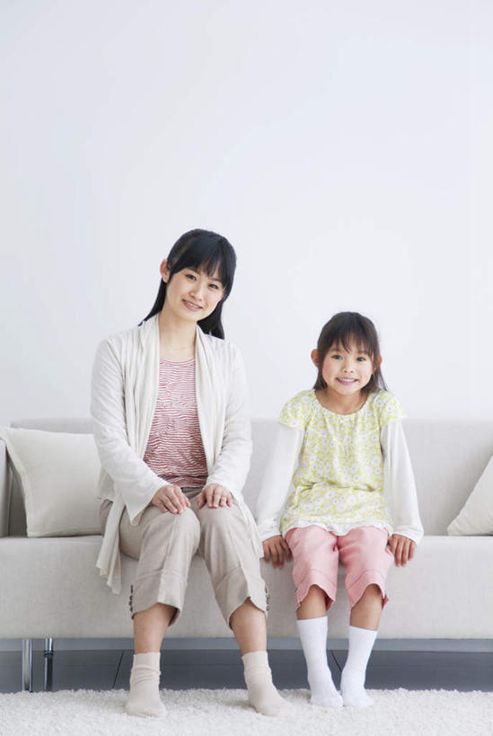 东方人,儿童,两个人,家庭,母亲,女儿,坐,笑,微笑,露齿笑,竖图,室内,白天,正面,纯洁,靠垫,亚洲,服装,墙,靠枕,注视,休闲装,黄种人,墙壁,墙面,小孩,衣服,白色,黑色,垫子,枕头,观察,看,休闲,温暖,温馨,母女,一家人,休闲服,可爱,母爱,童年,童趣,服饰,观看,和睦,察看,关注,童真,烂漫,无邪,天真,年轻女性,女孩,女人,女性,亚洲人,孩子,年轻人,长发,坐着,彩图,全身,融洽,女生