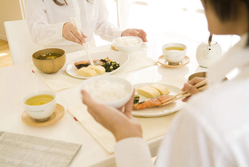 东方人,两个人,夫妻,坐,横图,室内,白天,爱情,餐桌,桌子,餐具,亚洲,服装,饭厅,食品,浪漫,拿,拿着,休闲装,黄种人,相视,食物,背面,衣服,碗,休闲,面对面,休闲服,恩爱,恋人,服饰,餐台,对视,相对,相看,男人,男性,年轻男性,年轻女性,女人,女性,亚洲人,夫妇,情侣,进餐用具,烹调用具,坐着,半身,彩图,伴侣