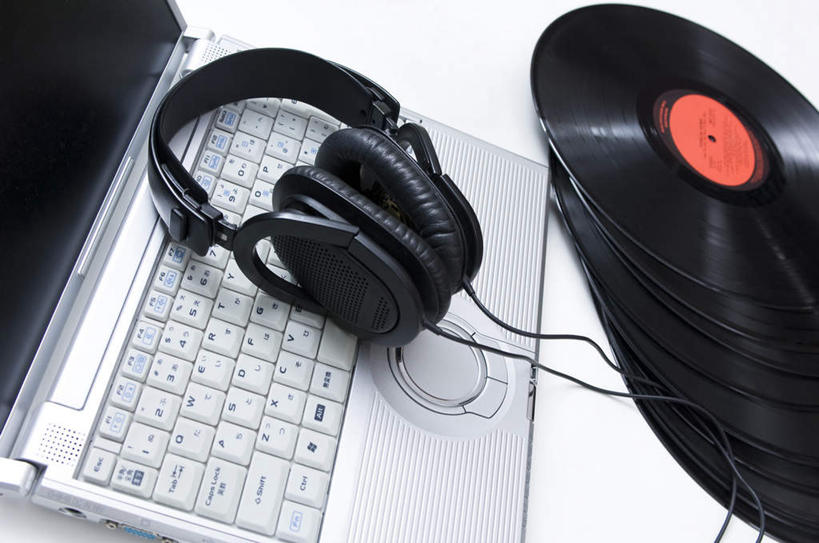 无人,横图,俯视,室内,特写,白天,快乐,满意,幸福,电脑,笔记本电脑,数据,桌子,静物,网络,信息,办公桌,唱片,光碟,音响,音乐,娱乐,存储介质,通讯设备,黑色,耳机,享受,休闲,放松,碟片,存储,无线,舒适,享乐,通信设备,无线网络,无线上网,便携式电脑,手提电脑,彩图,高角度拍摄