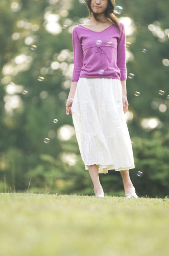 东方人,一个人,站,竖图,室外,白天,仰视,草地,草坪,植物,亚洲,仅一个年轻女性,仅一个女性,仅一个人,许多,服装,朦胧,模糊,注视,休闲装,黄种人,草,树,树木,衣服,绿色,紫色,自然,泡泡,观察,看,站着,休闲,休闲服,服饰,生长,成长,观看,察看,关注,年轻女性,女人,女性,亚洲人,站立,半身,彩图,低角度拍摄