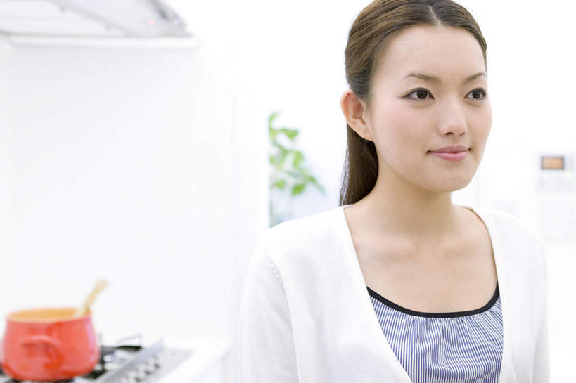 东方人,脸,头,脸颊,一个人,站,笑,微笑,横图,室内,特写,白天,正面,亚洲,仅一个年轻女性,仅一个女性,仅一个人,服装,注视,休闲装,黄种人,肩膀,衣服,白色,观察,看,站着,休闲,休闲服,服饰,观看,察看,关注,年轻女性,女人,女性,亚洲人,头部,脸部,脸蛋,面部,站立,半身,彩图