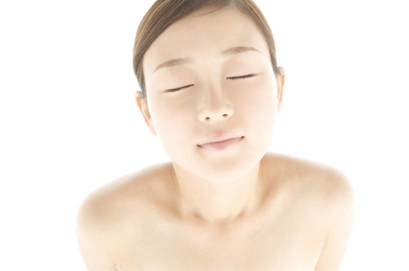 东方人,脸,头,脸颊,一个人,站,闭眼,横图,俯视,室内,特写,白天,白色背景,亚洲,仅一个年轻女性,仅一个女性,仅一个人,墙,黄种人,肩膀,墙壁,墙面,黑色,站着,摄影,影棚,年轻女性,女人,女性,亚洲人,头部,长发,脸部,脸蛋,面部,闭眼睛,闭着眼,闭着眼睛,抬头,仰头,站立,半身,彩图,高角度拍摄,影棚拍摄,拍摄