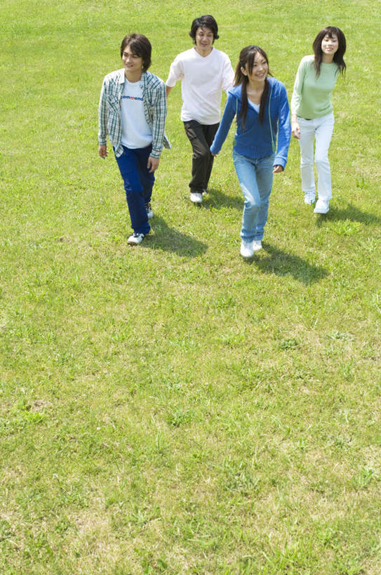 东方人,四个人,伙伴,朋友,站,走,竖图,俯视,室外,白天,爱情,友谊,草地,草坪,植物,亚洲,阴影,服装,光线,影子,浪漫,注视,休闲装,黄种人,草,衣服,蓝色,绿色,白色,灰色,阳光,观察,看,站着,休闲,温暖,温馨,休闲服,恩爱,恋人,服饰,观看,和睦,察看,关注,友情,男人,男性,年轻男性,年轻女性,女人,女性,亚洲人,情侣,步行,散步,站立,走路,彩图,高角度拍摄,全身,伴侣,融洽