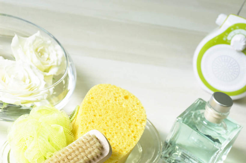 无人,横图,俯视,室内,特写,白天,爱情,化妆,美容,幸福,纯洁,热情,玫瑰,花瓶,护肤,盛开,海绵,丝巾,玫瑰花,浪漫,花蕾,玻璃制品,花,花瓣,花朵,鲜花,两朵,白色,玻璃瓶,瓶子,花苞,花蕊,清洁,保养,享受,休闲,温暖,温馨,恩爱,放松,保健,洗漱用品,和睦,感动,养颜,洗脸海绵,洗脸扑,洗脸绵,尊敬,天真,刺玫花,徘徊花,彩图,高角度拍摄,融洽