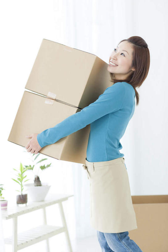 东方人,一个人,站,捧,竖图,室内,白天,侧面,餐桌,桌子,亚洲,仅一个年轻女性,仅一个女性,仅一个人,服装,包装,纸箱,注视,休闲装,黄种人,衣服,蓝色,黑色,容器,箱子,观察,看,站着,休闲,休闲服,服饰,餐台,观看,察看,关注,纸板箱,包装箱,年轻女性,女人,女性,亚洲人,长发,端,端着,捧着,手捧,站立,半身,彩图