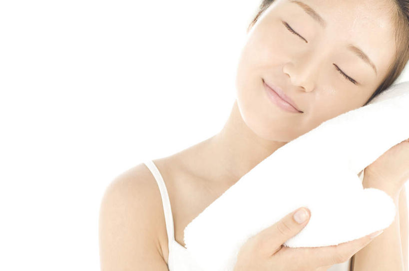 东方人,脸,头,脸颊,手,一个人,站,闭眼,笑,微笑,横图,室内,特写,白天,白色背景,正面,亚洲,双手,仅一个年轻女性,仅一个女性,仅一个人,擦,服装,纺织物,拿,拿着,吊带衫,休闲装,黄种人,娱乐,肩膀,衣服,白色,毛巾,清洁,站着,享受,休闲,手部,休闲服,放松,摄影,服饰,影棚,保暖,透气,防水,储水,耐磨,吸水,年轻女性,女人,女性,亚洲人,头部,脸部,脸蛋,面部,闭眼睛,闭着眼,闭着眼睛,站立,半身,彩图,影棚拍摄,拍摄