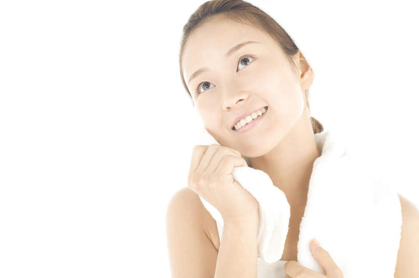 东方人,脸,头,脸颊,手,一个人,站,横图,室内,特写,白天,白色背景,正面,亚洲,双手,仅一个年轻女性,仅一个女性,仅一个人,擦,服装,纺织物,拿,拿着,注视,吊带衫,休闲装,黄种人,娱乐,肩膀,衣服,白色,毛巾,观察,看,清洁,站着,享受,休闲,手部,休闲服,放松,摄影,服饰,影棚,观看,保暖,察看,关注,透气,防水,储水,耐磨,吸水,年轻女性,女人,女性,亚洲人,头部,脸部,脸蛋,面部,站立,半身,彩图,影棚拍摄,拍摄