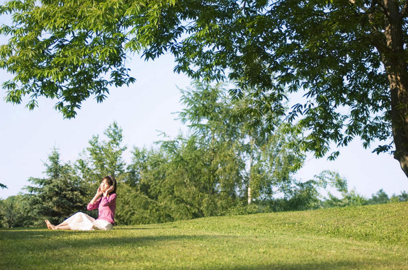 东方人,一个人,坐,横图,室外,白天,侧面,裙子,快乐,满意,幸福,草地,草坪,植物,亚洲,仅一个年轻女性,仅一个女性,仅一个人,阴影,服装,光线,影子,音响,音乐,拿,拿着,注视,休闲装,黄种人,娱乐,草,树,树木,衣服,绿色,紫色,阳光,自然,耳机,观察,看,享受,休闲,休闲服,放松,短裙,服饰,生长,成长,观看,半身裙,察看,舒适,享乐,关注,年轻女性,女人,女性,亚洲人,坐着,彩图,全身
