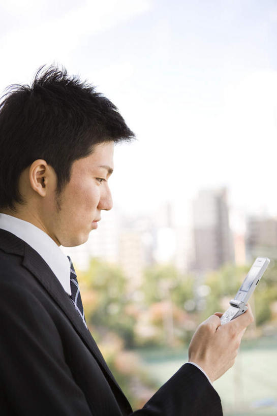 一个人,商务人士,商务男性,办公室,高楼大厦,站,打电话,竖图,室外,白天,侧面,衬衫,大厦,建筑,摩天大楼,电话,手机,仅一个男性,仅一个人,套装,领带,拿,拿着,注视,通讯设备,仅一个年轻男性,观察,看,站着,观看,察看,关注,商务装,工薪阶层,交流,年轻男性,年轻人,白领,上班族,沟通,通话,站立,半身,彩图,衬衣,大楼,高层建筑,高楼,摩天楼