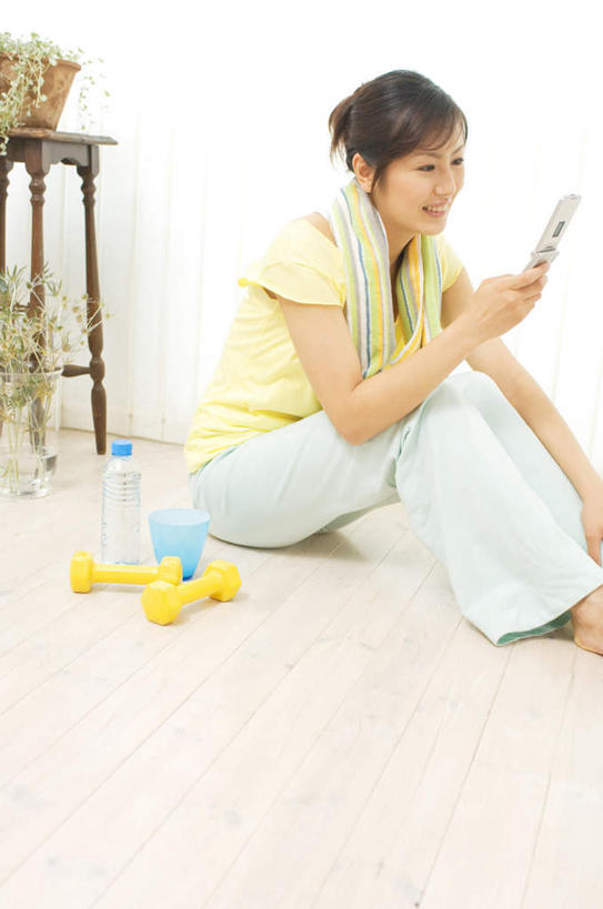 东方人,一个人,坐,笑,打电话,微笑,露齿笑,竖图,室内,白天,侧面,锻炼,运动,杯子,电话,哑铃,手机,亚洲,仅一个年轻女性,仅一个女性,仅一个人,条纹,服装,纺织物,拿,拿着,注视,休闲装,黄种人,通讯设备,运动器械,衣服,黄色,蓝色,瓶子,水杯,塑料制品,毛巾,观察,看,清洁,四个,休闲,休闲服,健身器械,塑料瓶,服饰,观看,保暖,察看,关注,健身器材,透气,防水,储水,耐磨,吸水,交流,体育,年轻女性,女人,女性,亚洲人,茶杯,沟通,通话,坐着,半身,彩图,健身,运动器材