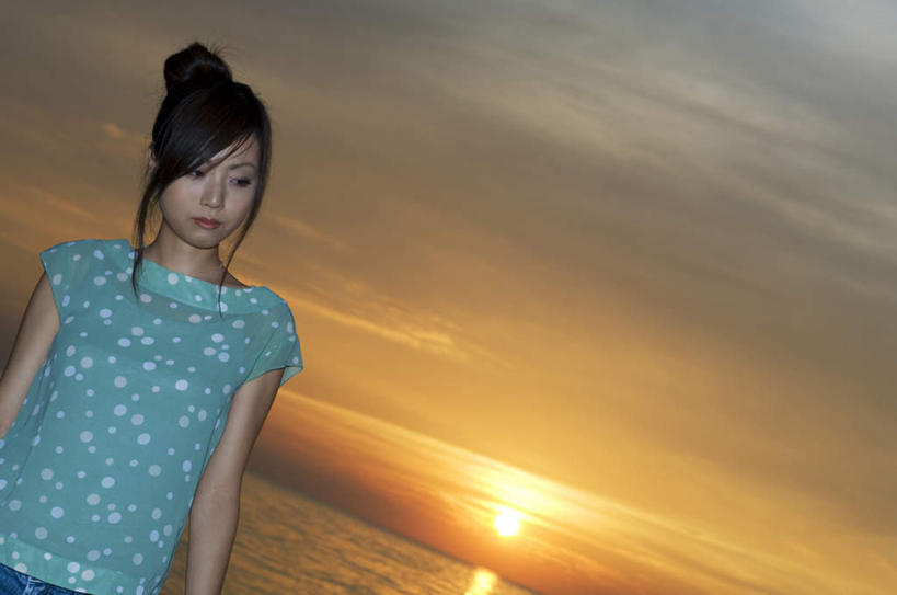 东方人,一个人,站,横图,室外,白天,正面,T恤衫,海浪,海洋,日落,亚洲,仅一个年轻女性,仅一个女性,仅一个人,服装,斑点,浪花,水平线,晚霞,霞光,辽阔,海平线,T恤,注视,休闲装,黄种人,衣服,绿色,海水,黄昏,观察,看,站着,休闲,广阔,休闲服,彩霞,服饰,观看,一望无际,察看,关注,海景,无边无际,一马平川,年轻女性,女人,女性,亚洲人,大海,风浪,海,海水的波动,近岸浪,涌浪,夕阳,站立,半身,彩图,水天相接,水天一线