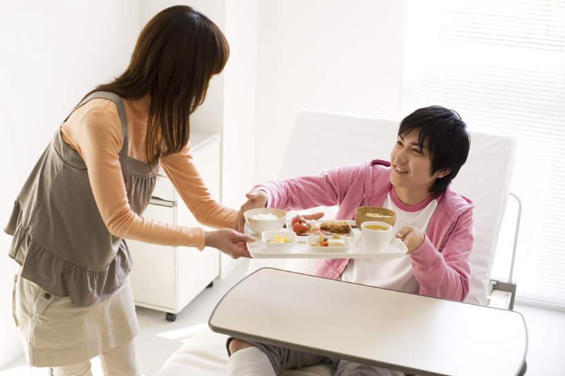 米饭,东方人,两个人,夫妻,站,坐,横图,室内,白天,正面,爱情,桌面,桌子,西红柿,杯子,餐具,亚洲,弯腰,服装,瓷器,肉,咖啡杯,陶瓷制品,饭,浪漫,拿,拿着,注视,休闲装,黄种人,猪肉,肉类,饮料,衣服,碗,观察,看,站着,休闲,休闲服,恩爱,恋人,服饰,观看,五谷,察看,关注,瓷杯,肉食,豚肉,弯身,男人,男性,年轻男性,年轻女性,女人,女性,亚洲人,夫妇,情侣,进餐用具,烹调用具,番茄,站立,坐着,半身,彩图,伴侣