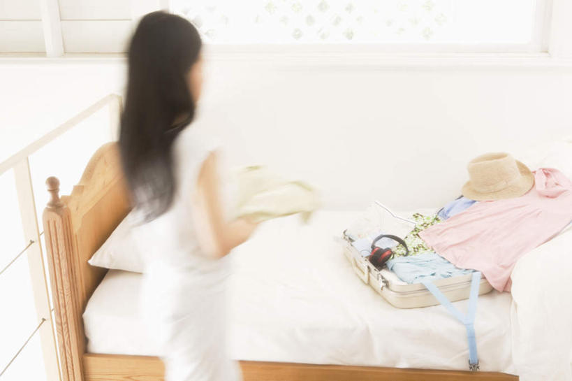 东方人,一个人,站,横图,室内,白天,床,卧室,帽子,亚洲,仅一个年轻女性,仅一个女性,仅一个人,服装,朦胧,模糊,拉杆箱,旅行箱,床单,拿,拿着,休闲装,黄种人,被子,背面,衣服,行李箱,遮阳帽,箱子,站着,休闲,休闲服,服饰,单人床,出差,被单,年轻女性,女人,女性,亚洲人,站立,半身,彩图,旅行,睡房,卧房