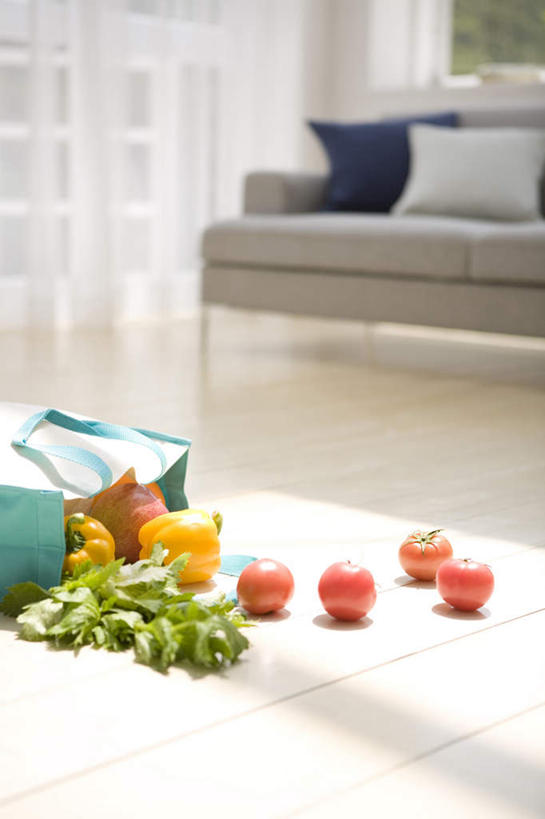 无人,客厅,竖图,室内,特写,白天,正面,购物,消费,靠垫,苹果,辣椒,芹菜,蔬菜,西红柿,静物,袋子,叶子,许多,环保,新鲜,包装袋,瓷砖,地砖,食品,绿叶,购物袋,靠枕,地面,食物,红色,蓝色,环保袋,垫子,枕头,嫩叶,金融,摄影,有机食品,绿色食品,影棚,回收,资源,起居室,购买,贸易,利用,彩椒,低碳,循环,辣角,红海椒,大椒,辣虎,广椒,叶,叶片,药芹,甜椒,水芹,柿子椒,辣子,旱芹,海椒,番茄,番椒,灯笼椒,彩图,影棚拍摄,拍摄