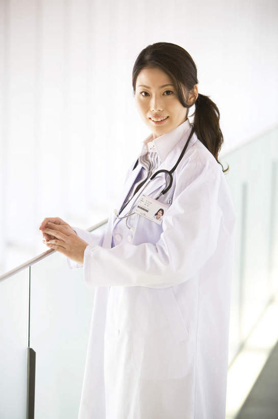 东方人,一个人,医生,医院,站,笑,微笑,竖图,室内,白天,正面,工作服,制服,亚洲,仅一个年轻女性,仅一个女性,仅一个人,走道,走廊,过道,注视,黄种人,听诊器,观察,看,站着,医护人员,医疗人员,观看,察看,医疗设备,白大褂,关注,医疗器械,医疗工具,医疗机构,工作制服,检测工具,年轻女性,女人,女性,亚洲人,大夫,站立,半身,彩图,工作套服,病院,诊所