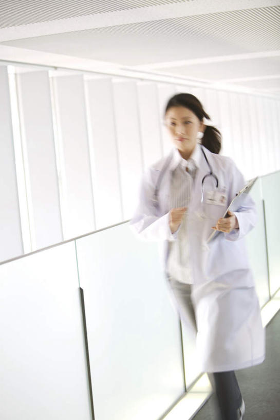 东方人,一个人,医生,医院,栏杆,站,跑,捧,竖图,室内,白天,正面,工作服,制服,锻炼,运动,亚洲,仅一个年轻女性,仅一个女性,仅一个人,朦胧,模糊,围栏,走道,走廊,过道,注视,黄种人,护栏,白板,听诊器,观察,看,站着,医护人员,医疗人员,观看,察看,医疗设备,白大褂,关注,医疗器械,记录板,医疗工具,记事板,医疗机构,工作制服,检测工具,体育,年轻女性,女人,女性,亚洲人,大夫,端,端着,跑步,捧着,手捧,站立,半身,彩图,工作套服,健身,病院,诊所