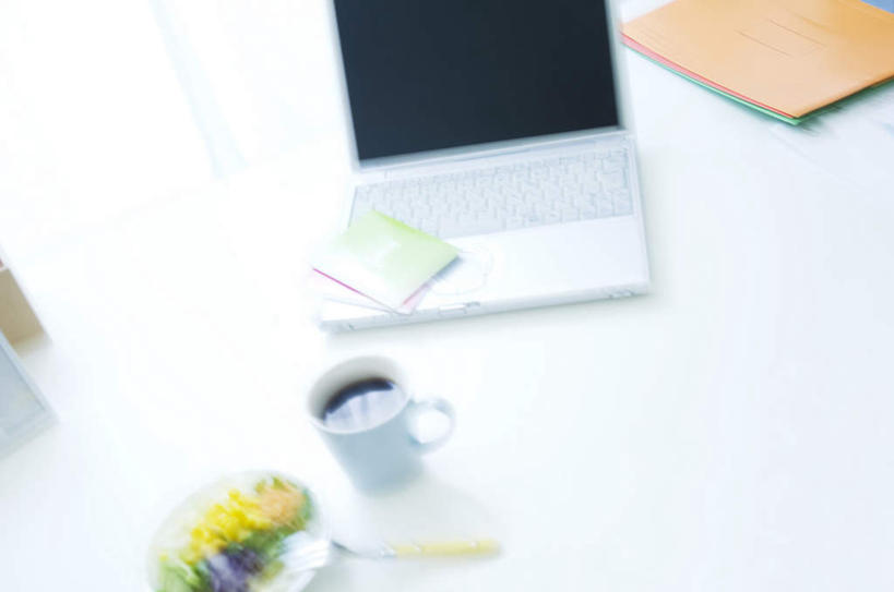 咖啡,无人,横图,俯视,室内,特写,白天,幸福,电脑,笔记本电脑,桌子,静物,杯子,朦胧,模糊,网络,材料,瓷器,档案,文件,办公桌,咖啡杯,陶瓷制品,一杯,娱乐,通讯设备,饮料,资料,享受,休闲,温馨,放松,乐趣,一台,提神,无线,舒适,文档,瓷杯,醒脑,通信设备,无线网络,无线上网,便携式电脑,软饮料,手提电脑,彩图,高角度拍摄