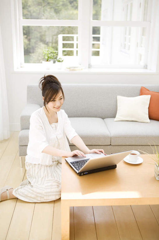 东方人,一个人,坐,竖图,室内,白天,正面,电脑,笔记本电脑,植物,窗户,靠垫,沙发,杯子,餐具,亚洲,仅一个年轻女性,仅一个女性,仅一个人,敲打,服装,网络,瓷器,碟子,盘,咖啡杯,靠枕,陶瓷制品,注视,休闲装,黄种人,输入,通讯设备,玻璃窗,树,树木,衣服,绿色,自然,盘子,垫子,碟,枕头,打字,观察,看,休闲,休闲服,服饰,生长,成长,观看,点击,敲击,察看,无线,关注,瓷杯,通信设备,无线网络,无线上网,便携式电脑,按键,手提电脑,年轻女性,女人,女性,亚洲人,坐着,半身,彩图,皮沙发