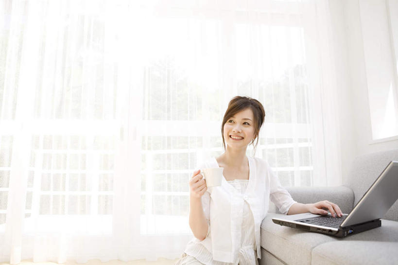 东方人,一个人,坐,横图,室内,白天,正面,电脑,笔记本电脑,靠垫,沙发,亚洲,仅一个年轻女性,仅一个女性,仅一个人,敲打,服装,朦胧,模糊,网络,靠枕,注视,休闲装,黄种人,输入,通讯设备,衣服,白色,垫子,枕头,打字,观察,看,休闲,休闲服,橙色,服饰,观看,点击,敲击,察看,无线,关注,通信设备,无线网络,无线上网,便携式电脑,按键,手提电脑,年轻女性,女人,女性,亚洲人,坐着,半身,彩图,皮沙发